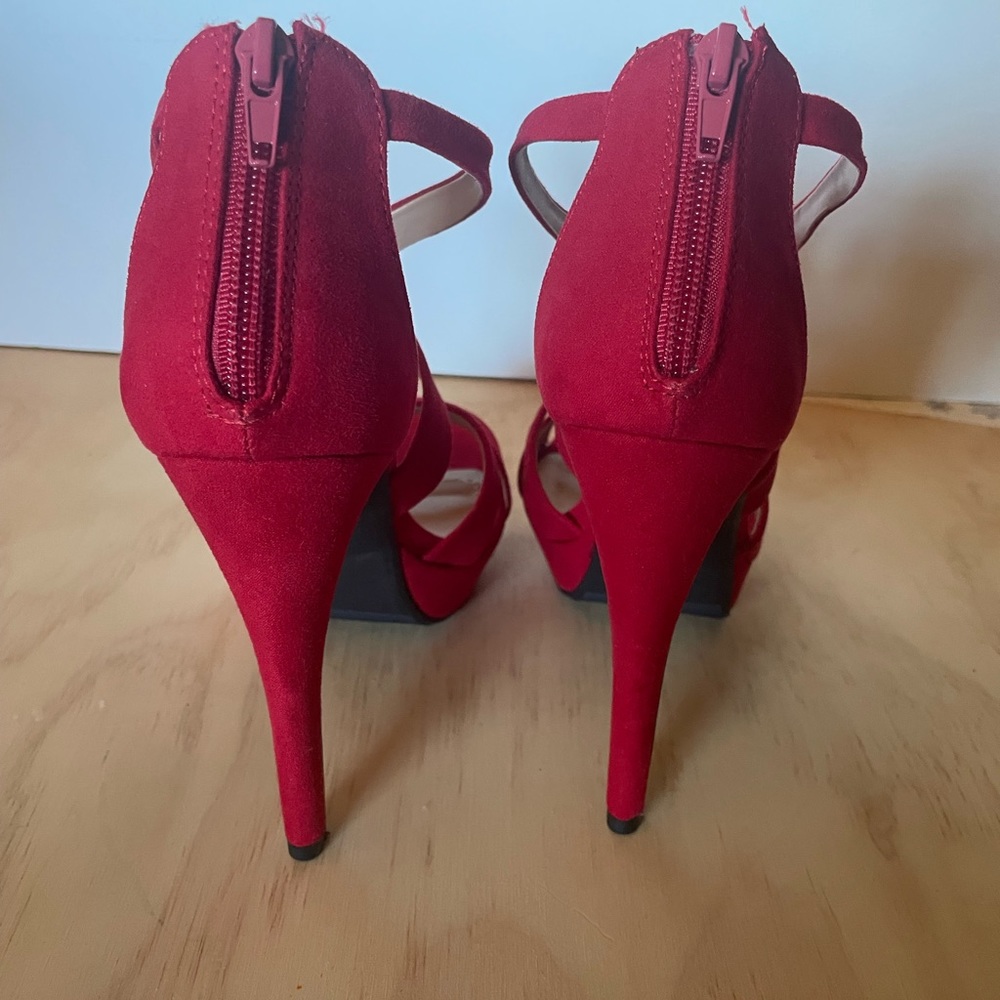 Red heels - Picture 4 of 8